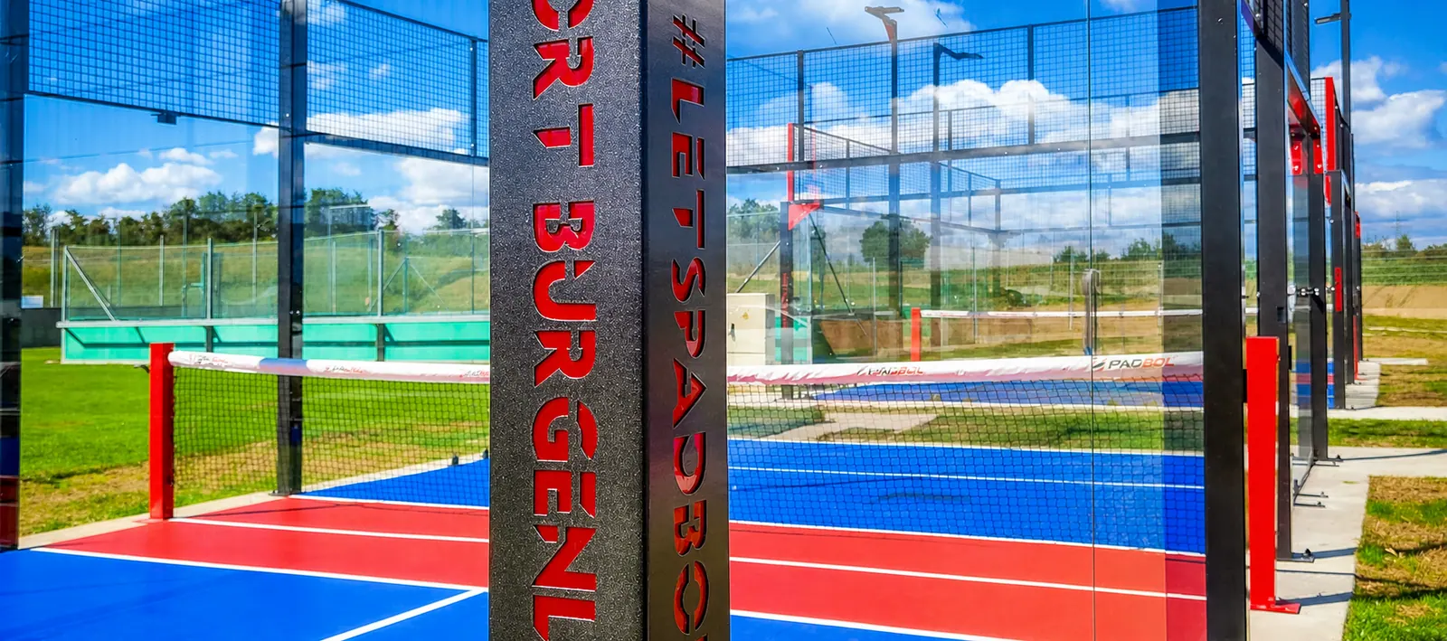 Detalle de una cancha oficial Padbol con estructura personalizada y líneas de juego definidas