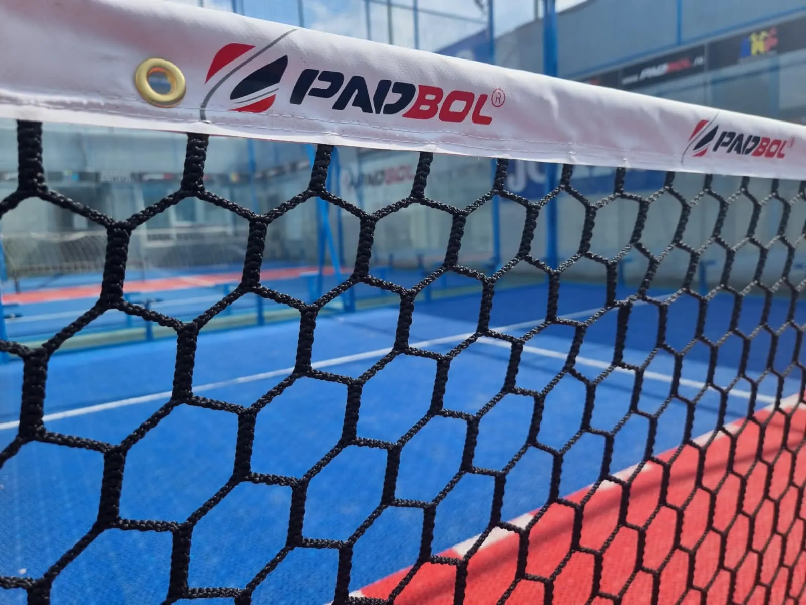 Detalle de la red oficial Padbol instalada en una cancha