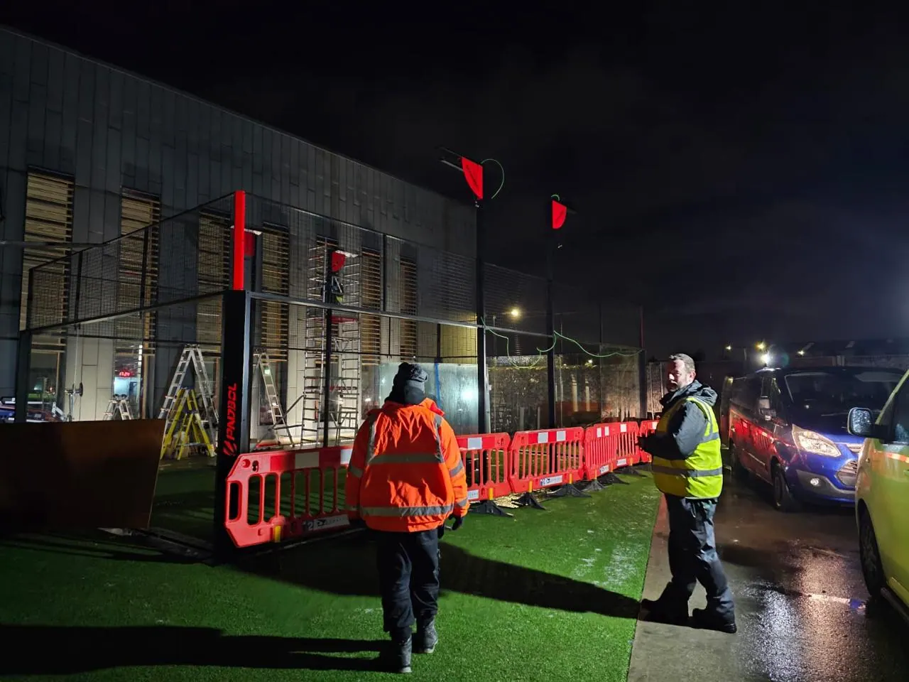 Montaje nocturno de una cancha oficial Padbol