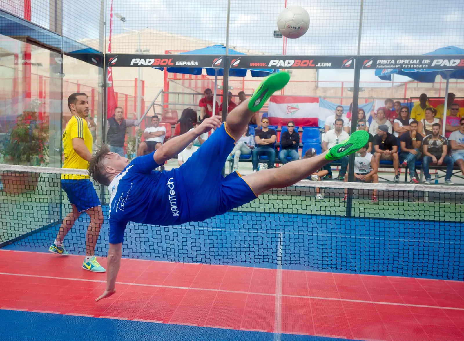 Volea acrobática en una cancha oficial de Padbol