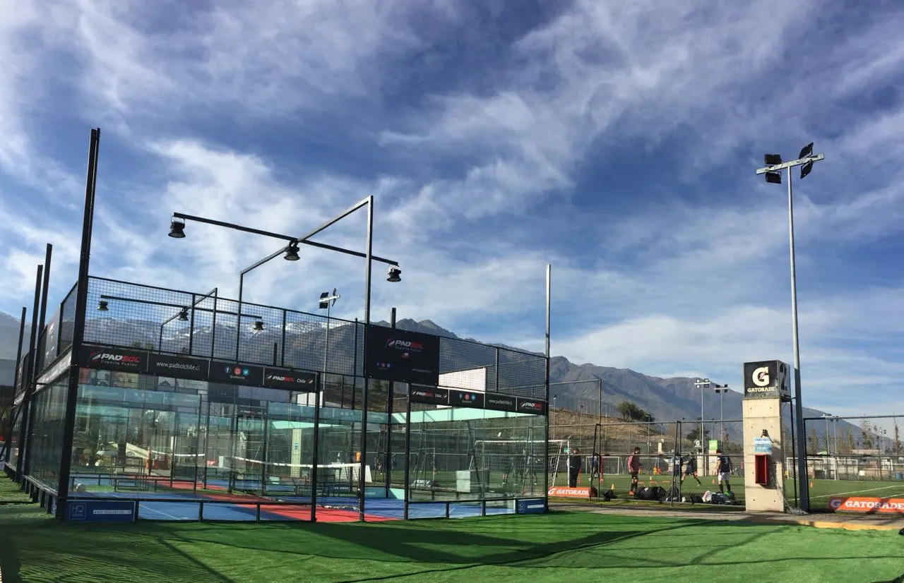 Cancha Padbol exterior frente a las montañas
