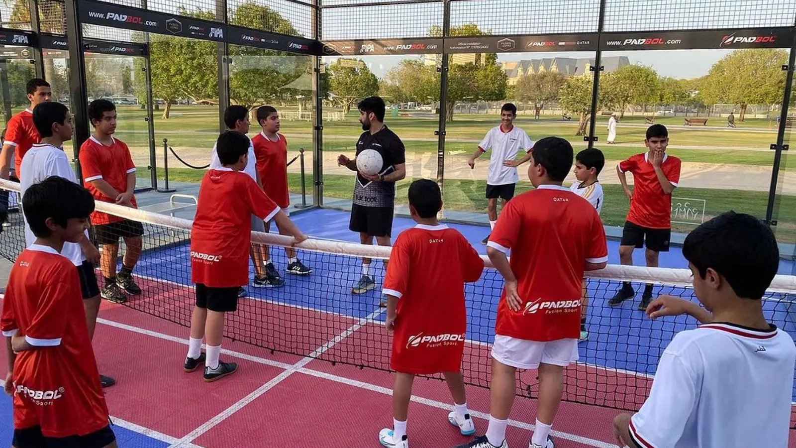 Entrenamiento de Padbol Academy con jóvenes jugadores en Catar