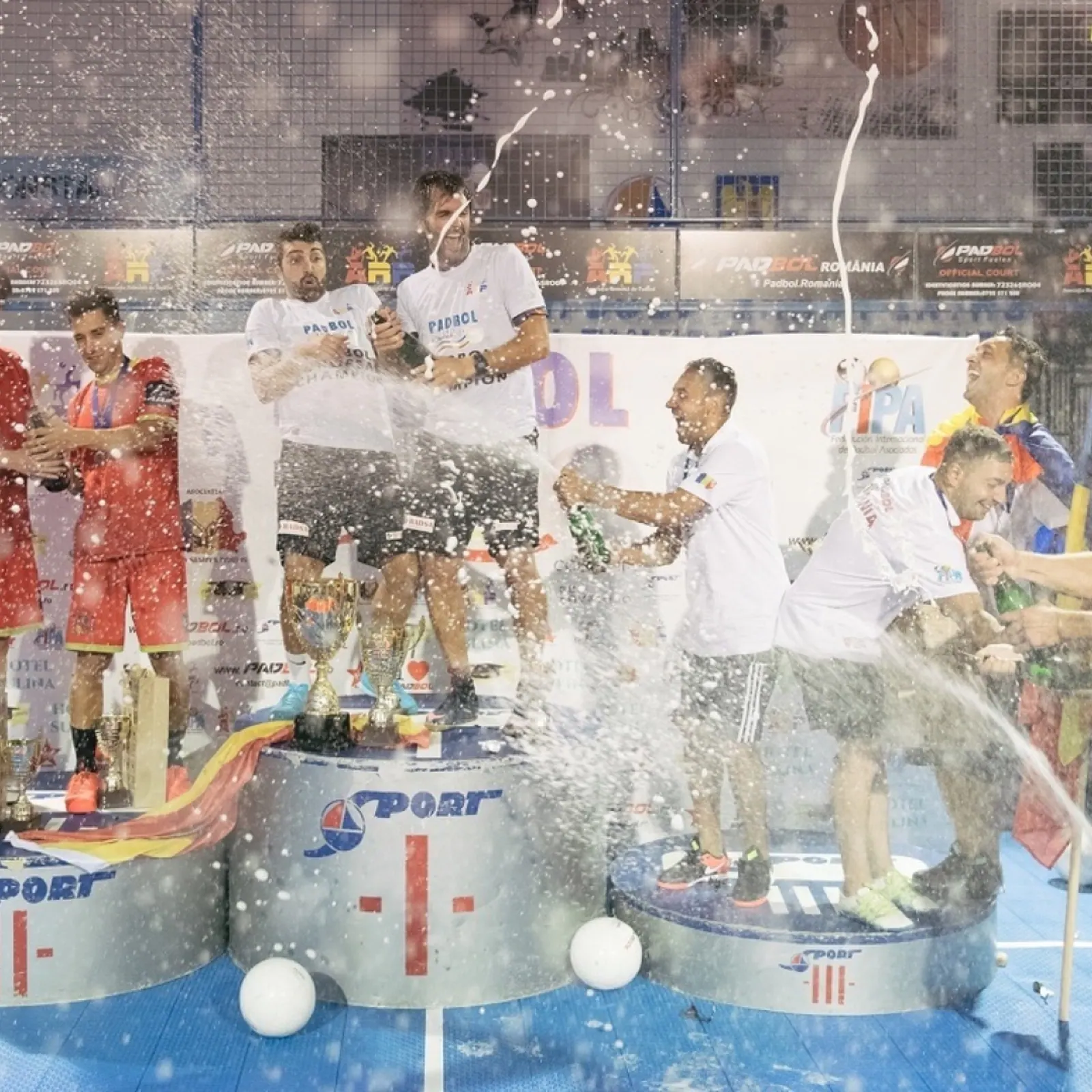 Festejo con espuma en el podio