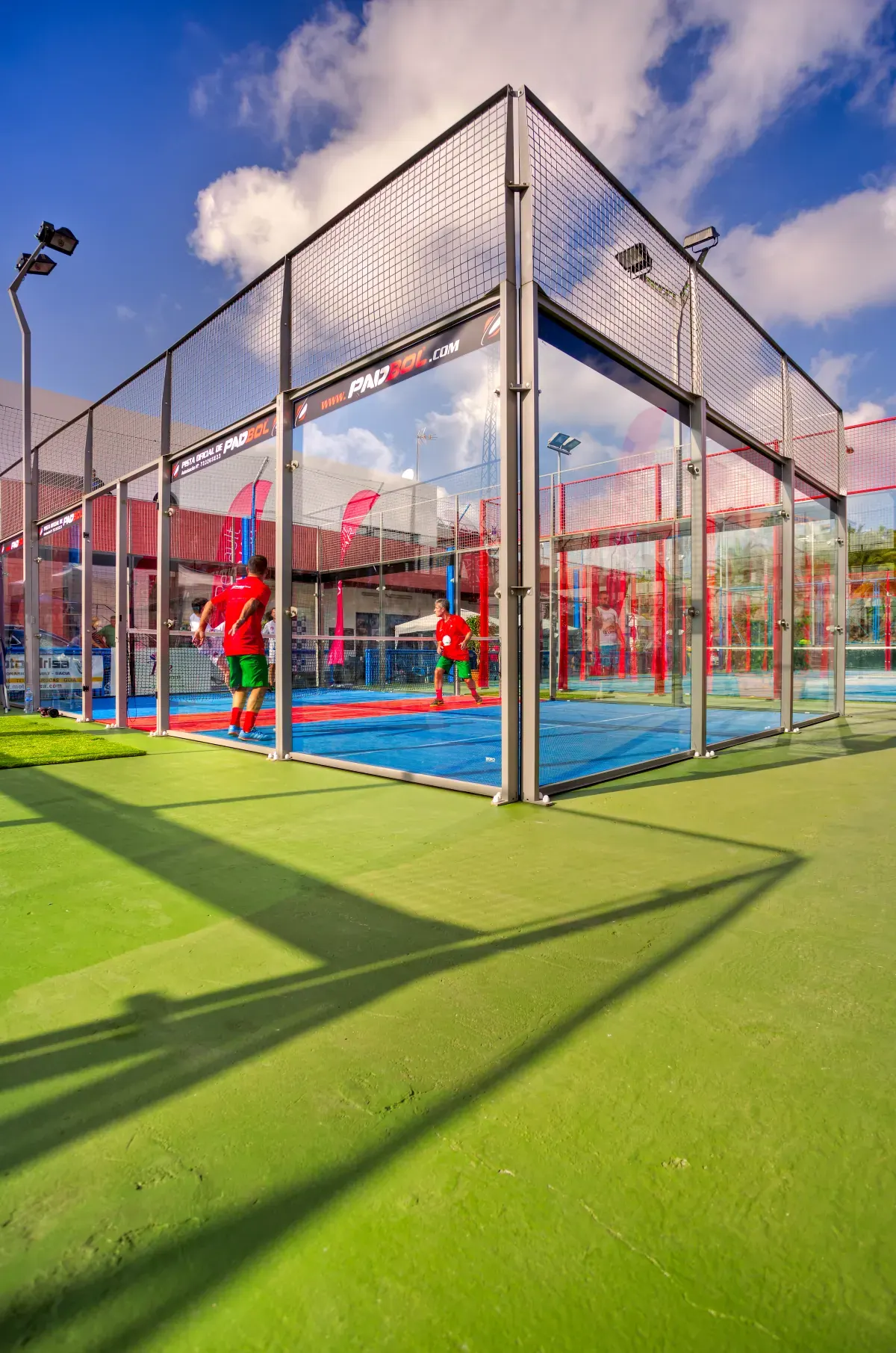 Cancha Padbol exterior con jugadores
