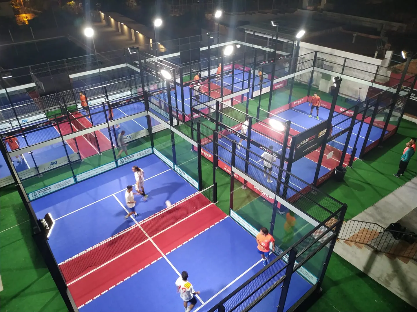 Complejo real de canchas oficiales Padbol con actividad nocturna