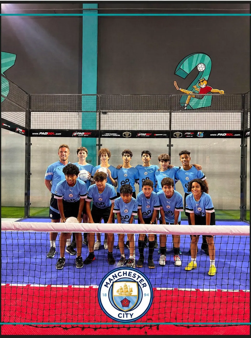 Jóvenes de la Academy del Manchester City en una cancha oficial de Padbol