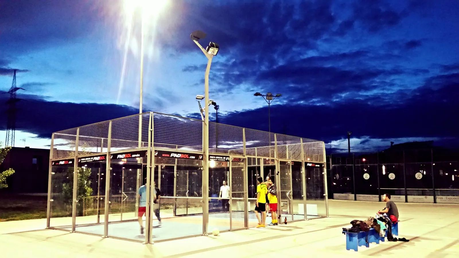 Cancha Padbol bajo iluminación nocturna