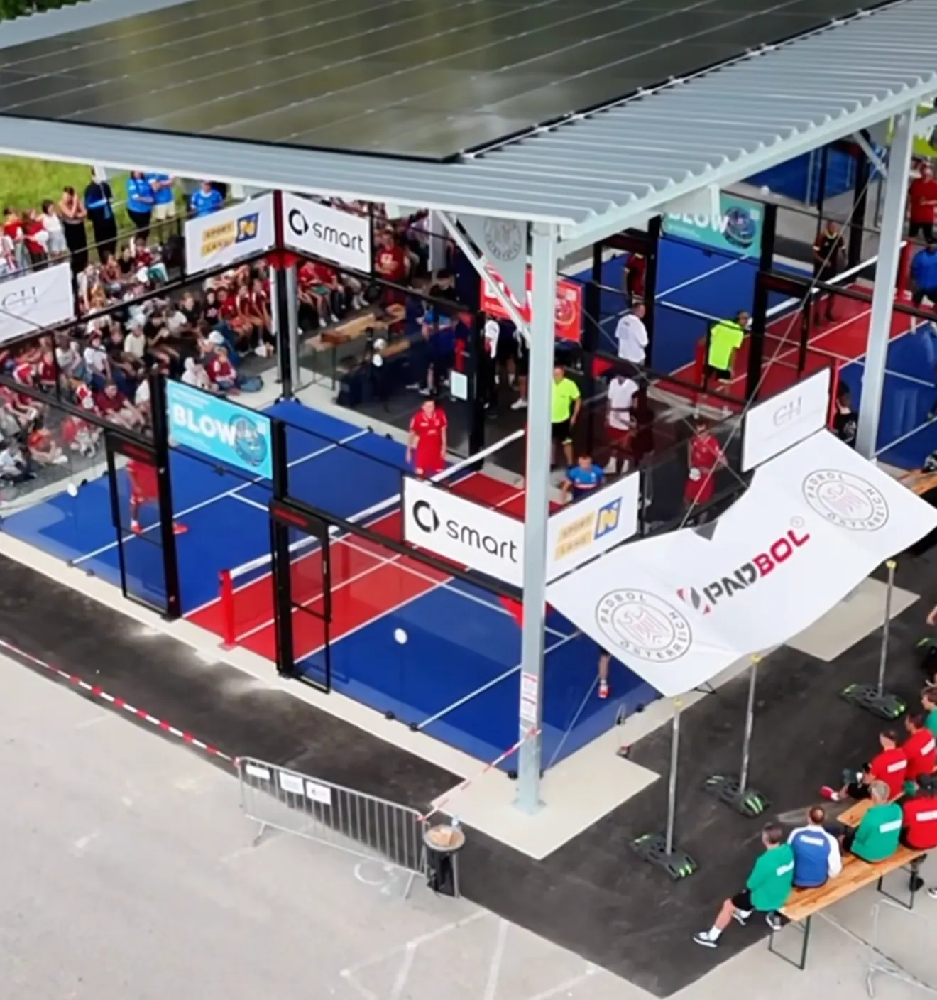Torneo de Padbol con público y cubierta solar