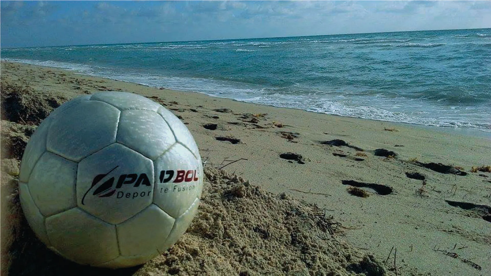 Pelota de Padbol frente al mar